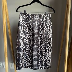 Chic Monochrome Snake Print Pencil Skirt